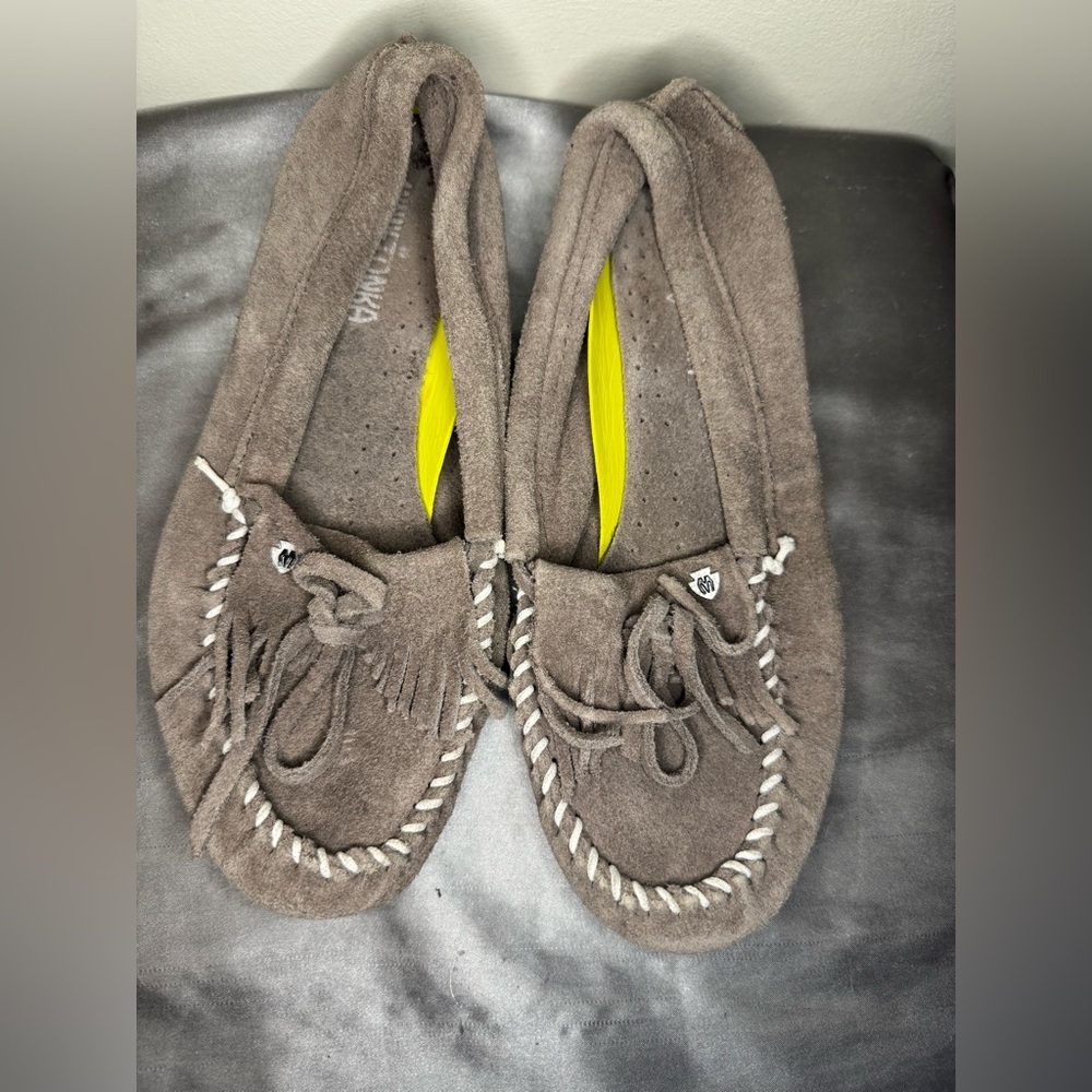 Minnetonka Moccasins Womens Kilty Fringe Bow Slip On Hardsole Memory Foam